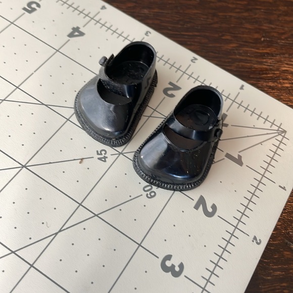 Vintage doll shoes and skates, white vinyl ice skates / black vinyl shoes - Picture 9 of 13